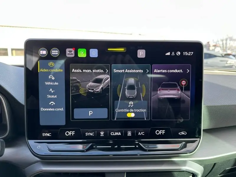 Écran tactile central du tableau de bord du SEAT LEON ST 2025 affichant les aides à la conduite et assistants intelligents.