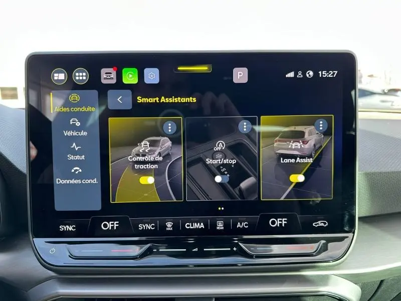 Écran tactile du système d'aide à la conduite du SEAT LEON ST 2025, affichant les assistants intelligents activés.