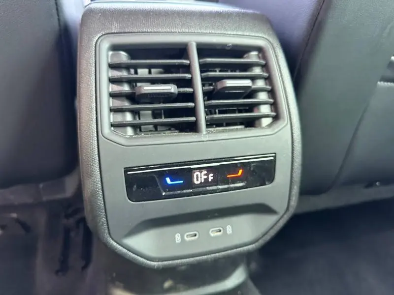 Vue rapprochée de la commande de climatisation arrière avec ports USB-C dans une SEAT LEON ST 2025 Noir Minuit Métallisée.