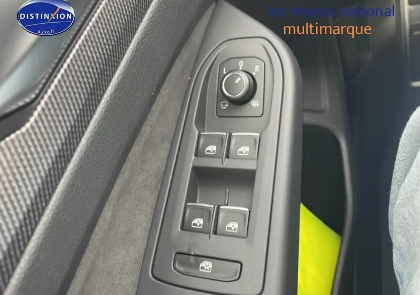 Gros plan sur les commandes de lève-vitres et rétroviseurs côté gauche d’une Volkswagen Golf noire 2026.