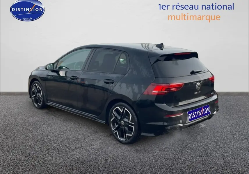 Volkswagen Golf 1.5 eTSI R-Line noire vue 3/4 arrière droit avec jantes alu distinctives et feux LED.