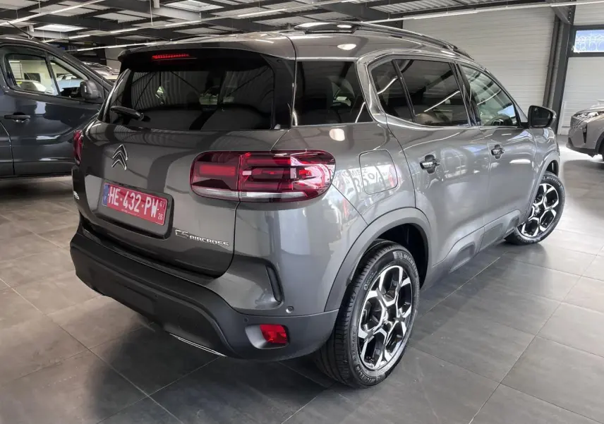Vue 3/4 arrière droite du Citroën C5 Aircross gris platinium avec jantes alliage bi-ton et vitres surteintées.