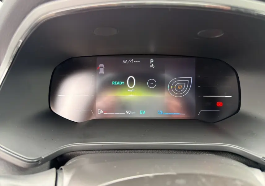 Combiné d'instruments numérique du Renault Symbioz noir 2025 affichant vitesse et autonomie en mode hybride.