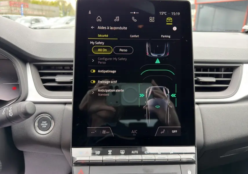 Écran tactile central affichant les aides à la conduite dans l’habitacle noir du Renault Symbioz 2025.