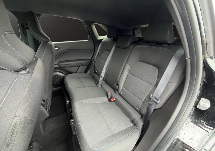 Vue intérieure côté droit sur la banquette arrière noire du Renault Symbioz 2025 avec ceinture et appuie-têtes visibles.