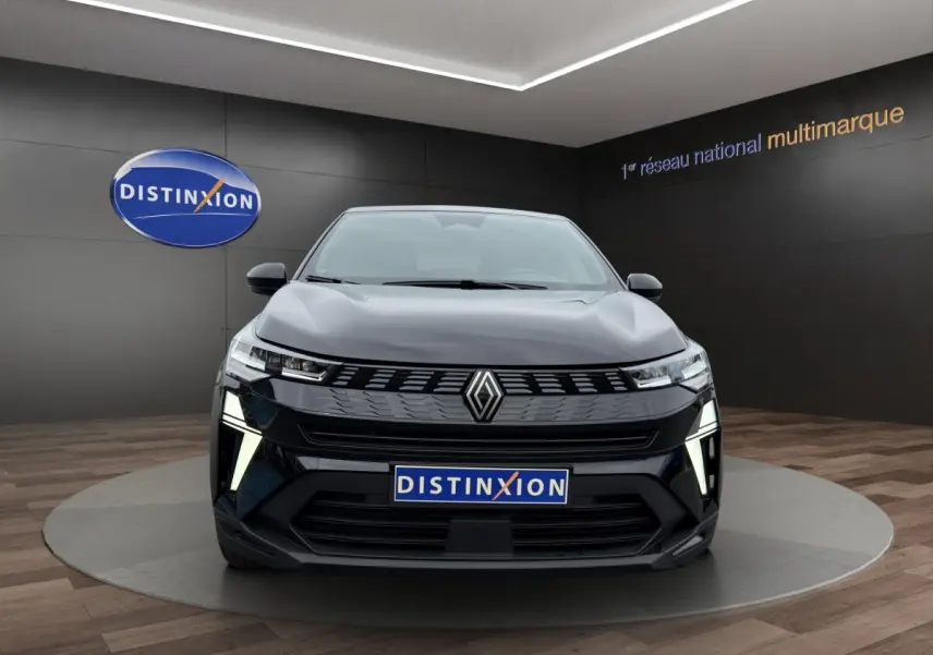 Renault Symbioz noir vue de face, avec calandre moderne et feux LED verticaux allumés en showroom.