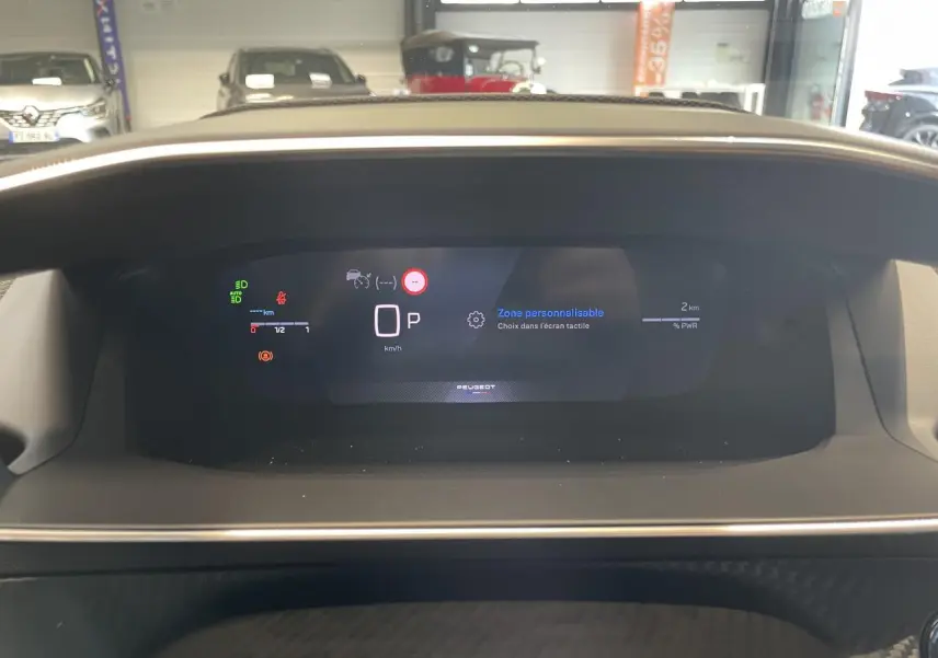 Vue rapprochée du combiné numérique 10 pouces du Peugeot 2008 blanc, affichant l'écran personnalisable au tableau de bord.