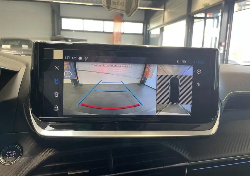 Écran tactile intérieur du Peugeot 2008 Hybrid affichant la caméra de recul avec vue 360° en stationnement.