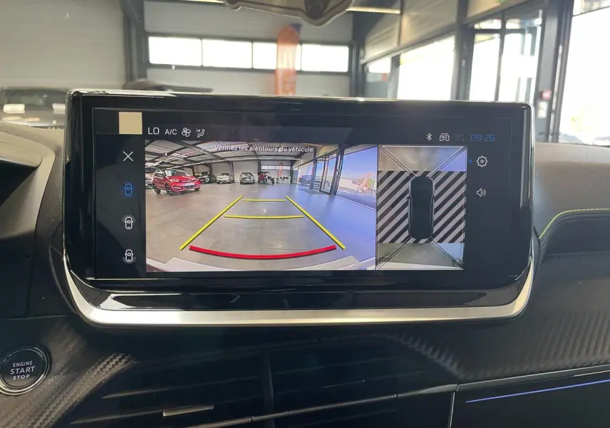 Écran tactile intérieur du Peugeot 2008 blanc montrant la caméra de recul et vue 360° du véhicule.