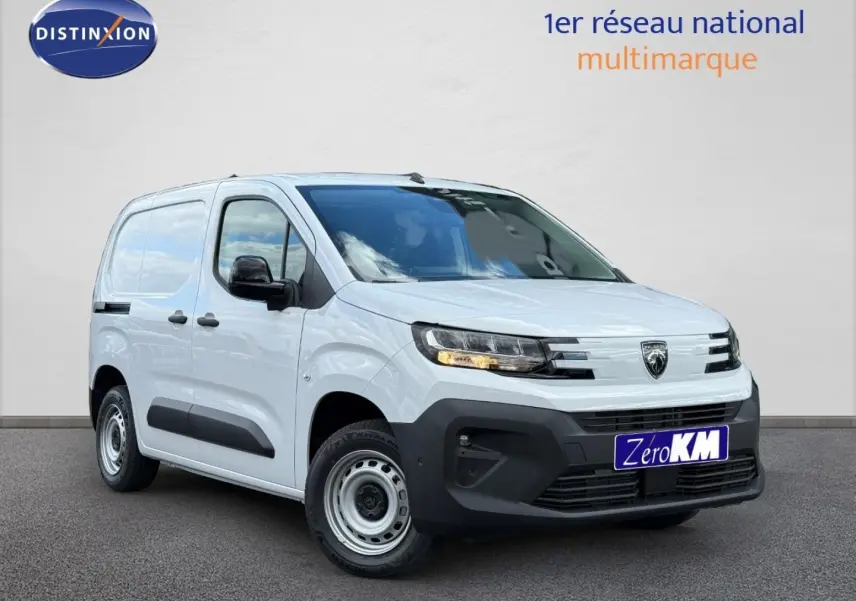 Peugeot Partner blanc Icy en 3/4 avant droit, avec porte latérale coulissante et pare-chocs noir mat.