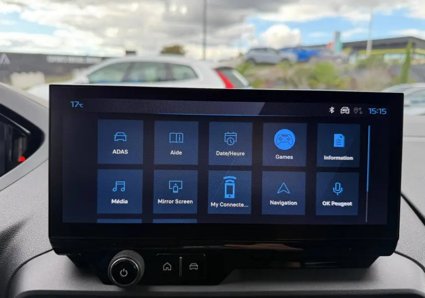 Écran tactile central du Peugeot Partner 2026 affichant les options multimédia et navigation, vue intérieure frontale.