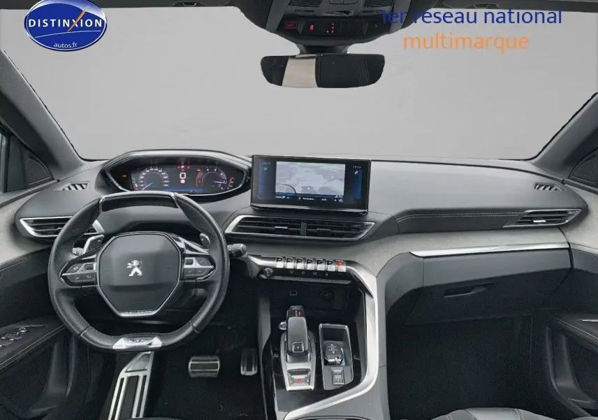 Intérieur moderne du Peugeot 3008 gris platinium, vue frontale sur le tableau de bord avec écran tactile et volant compact.