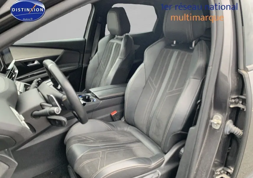 Vue intérieure côté conducteur du Peugeot 3008 gris platinium, mettant en valeur les sièges en cuir noir et le volant.