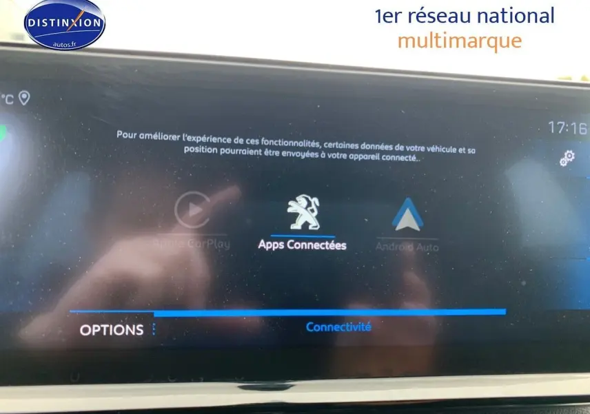 Écran tactile central du Peugeot 3008 gris platinium, affichant les options de connectivité et applications connectées.