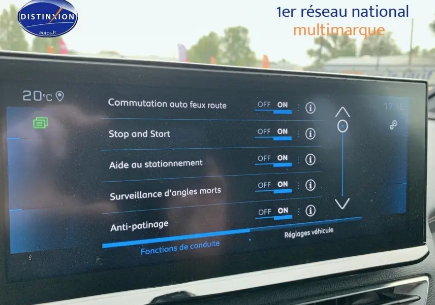 Écran tactile intérieur du Peugeot 3008 gris platinium, affichant les options d'aide à la conduite activées.