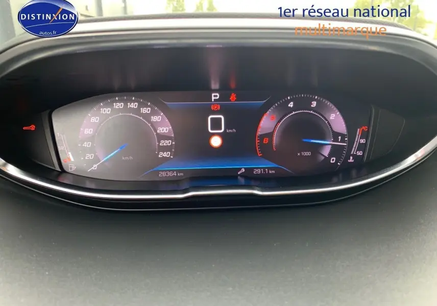 Tableau de bord numérique du Peugeot 3008 gris platinium, affichant vitesse, régime et température moteur.