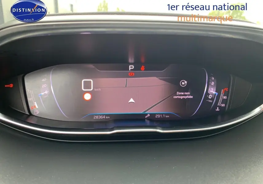 Tableau de bord numérique du Peugeot 3008 Diesel 2021 affichant la navigation et les indicateurs de vitesse et température.
