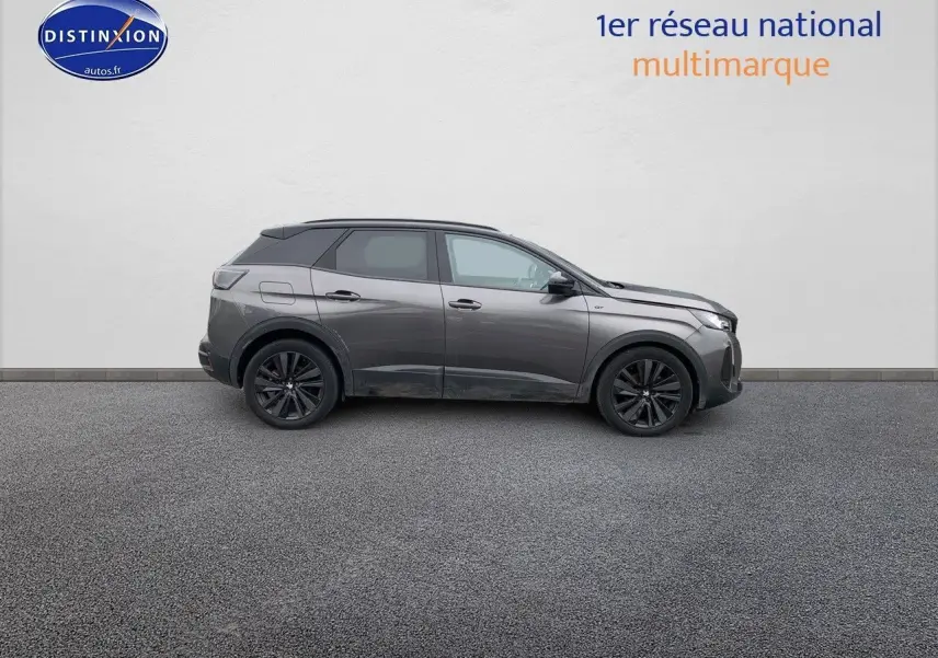 Profil droit du Peugeot 3008 gris platinium métal avec jantes noires et toit noir contrasté, version GT Black Pack 2021.