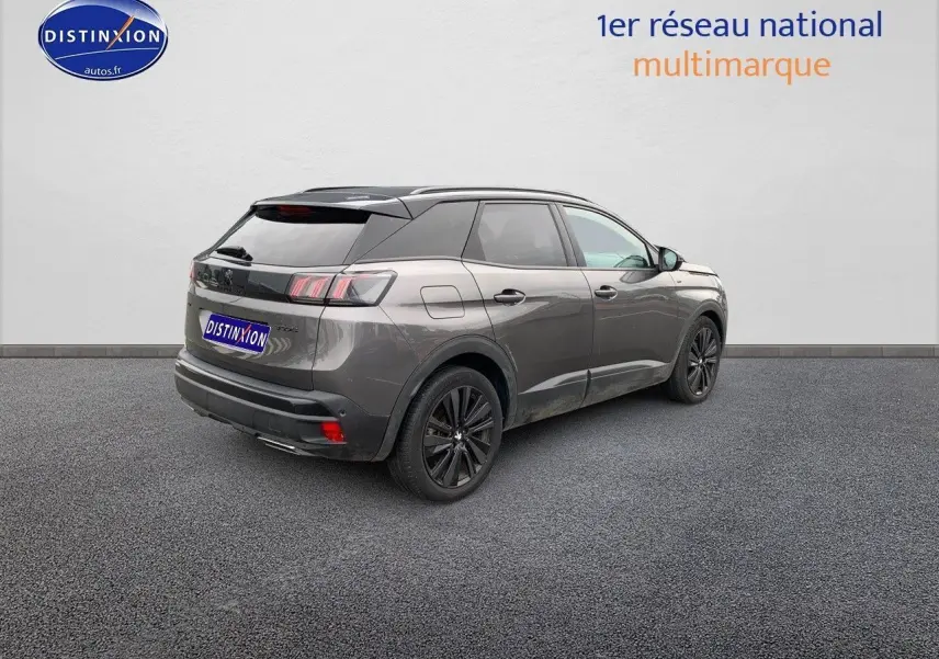 Peugeot 3008 gris platinium métal en 3/4 arrière droit, avec jantes noires et toit noir contrasté.