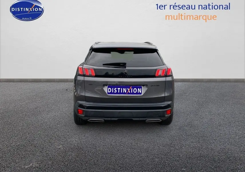 Vue arrière d'un Peugeot 3008 gris platinium métal avec feux arrière distinctifs et double sortie d'échappement.