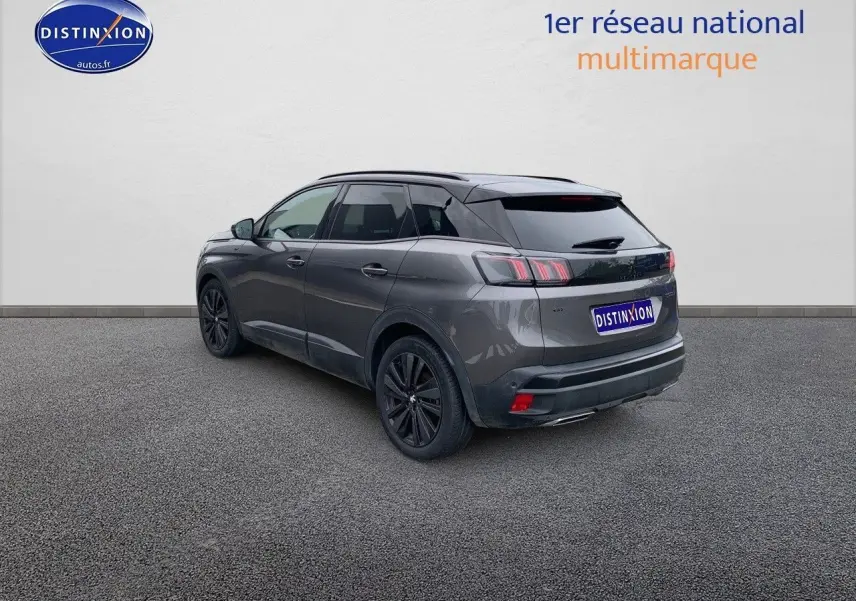 Peugeot 3008 gris platinium métal vue 3/4 arrière droit, toit noir et jantes foncées distinctives.