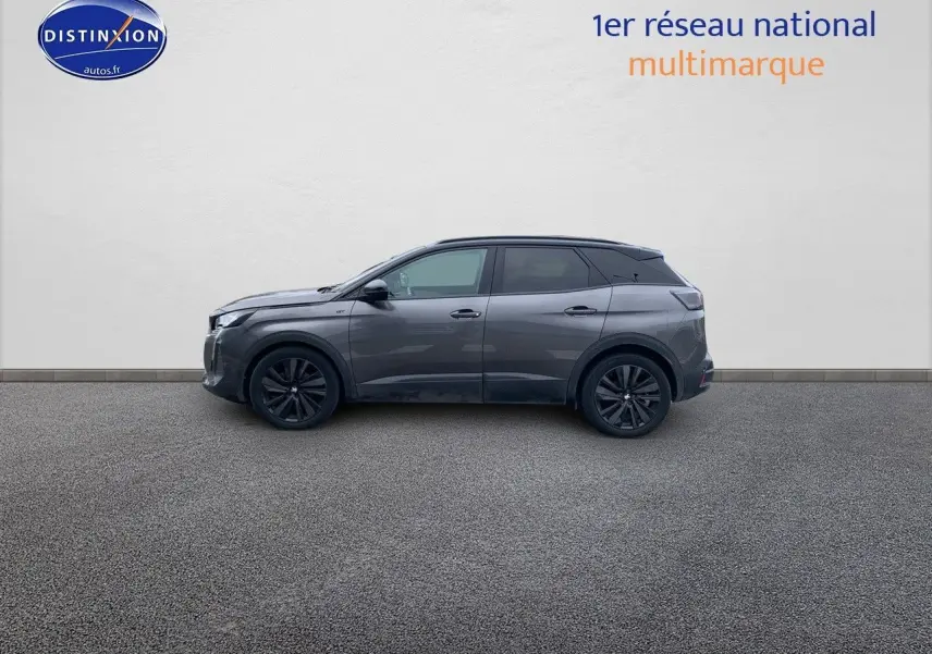 Peugeot 3008 gris platinium métal vu de profil côté gauche, toit noir et jantes noires distinctives.