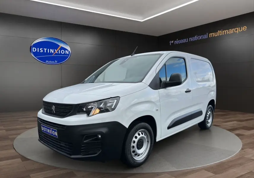 Vue 3/4 avant droite d'un Peugeot Partner blanc 2022 avec pare-chocs noir et jantes acier simples.