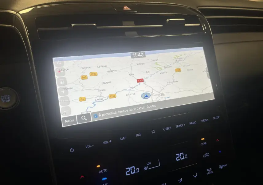 Écran tactile central du Hyundai Tucson gris 2023 affichant la navigation, vu de face en ambiance intérieure sombre.
