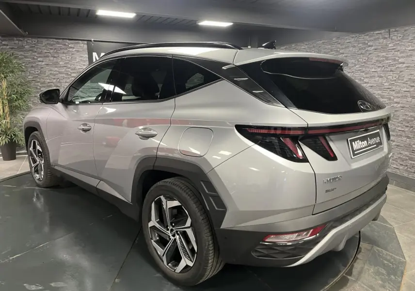 Vue 3/4 arrière droite du Hyundai Tucson gris métallisé 2023 avec feux arrière LED et jantes alliage 19 pouces.