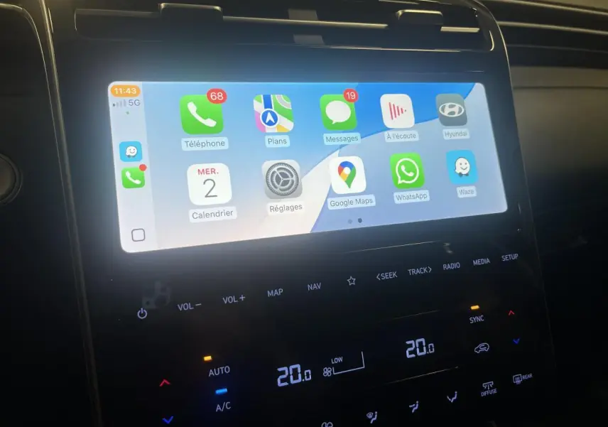 Écran tactile multimédia 10,25 pouces avec Apple CarPlay actif dans l'habitacle du Hyundai Tucson gris 2023.