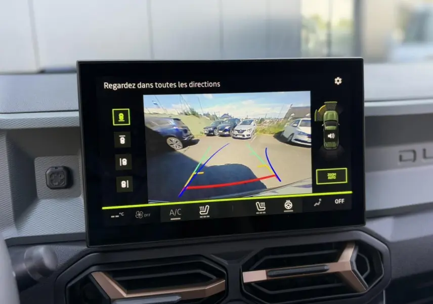 Écran tactile intérieur du Dacia Duster 2025 montrant la caméra 360° en marche avec vue arrière du parking.