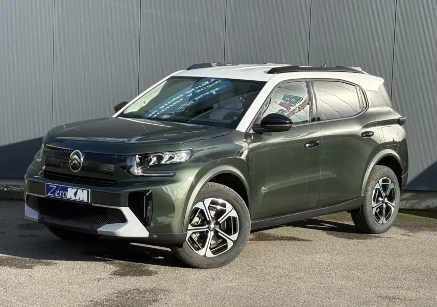 Vue 3/4 avant du Citroën C3 Aircross 2025 vert Montana avec toit blanc et jantes alliage 17 pouces Aragonite.
