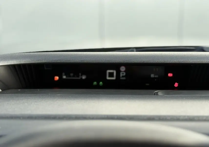 Tableau de bord numérique flou de Citroën C3 Aircross Hybrid 145, affichage des voyants et indicateurs allumés.