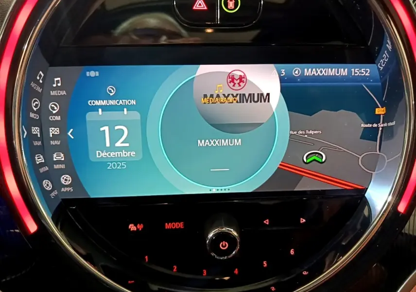 Écran tactile central rond du MINI Countryman Cooper SE bleu, affichant navigation et média, vue intérieure frontale.