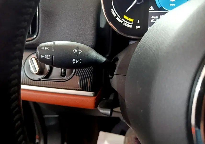 Gros plan sur la manette de clignotant gauche du tableau de bord noir et brun du MINI Countryman Cooper SE 2021.