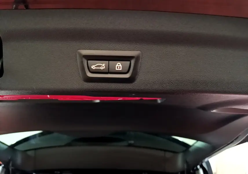 Boutons de fermeture et verrouillage électrique du coffre sur le hayon intérieur d'un MINI Countryman bleu 2021