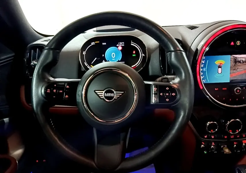 Vue rapprochée du volant cuir noir et du tableau de bord numérique du MINI Countryman hybride rechargeable 2021.