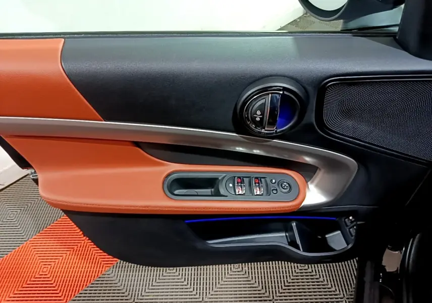 Intérieur côté gauche de porte MINI Countryman avec garniture cuir marron et commandes électriques des vitres.