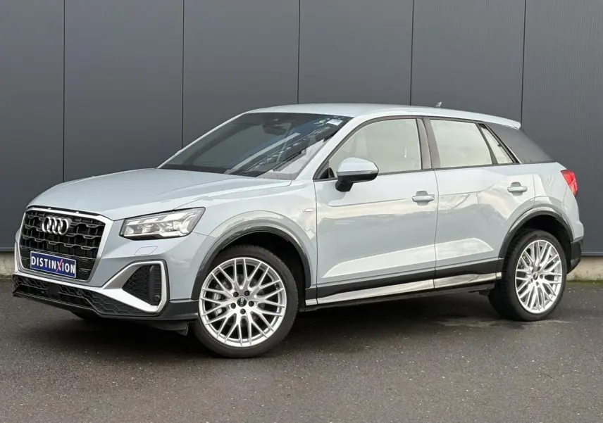 Audi Q2 35 TDI S-Line gris Flèche en vue 3/4 avant, avec jantes alliage et calandre noire distinctive.