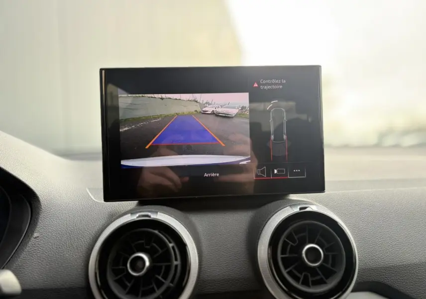 Écran central montrant la caméra de recul de l'Audi Q2 35 TDI S-Line avec vue arrière et guidage de trajectoire.