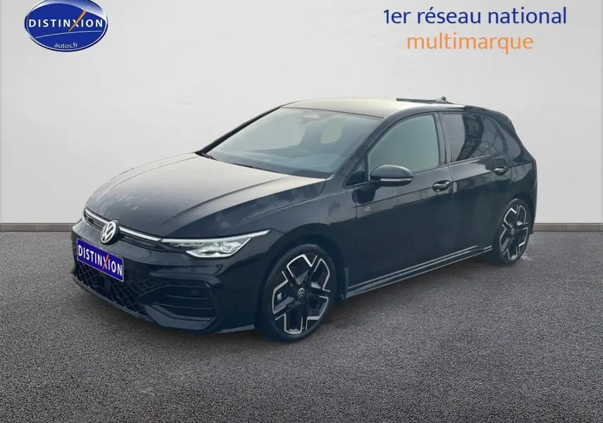 Volkswagen Golf 1.5 etsi evo2 noire vue 3/4 avant avec jantes alu et phares LED allumés.