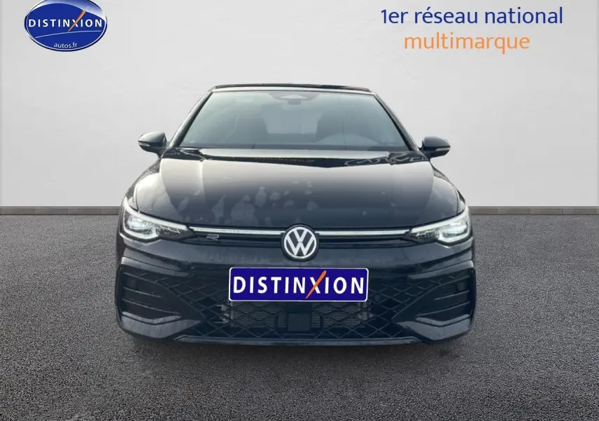 Vue avant d'une Volkswagen Golf noire 2026 avec calandre R-Line et phares LED allumés.