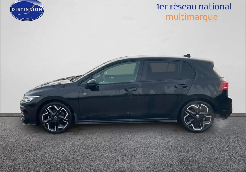 Volkswagen Golf 1.5 eTSI R-Line noire vue de profil côté gauche avec jantes alu 18 pouces distinctives.
