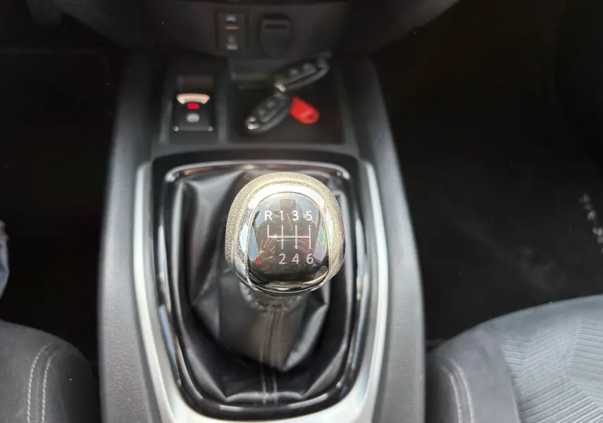 Gros plan sur le levier de vitesses manuel du Nissan X-TRAIL 1.6 DCI 130 White Edition 2016, intérieur noir.