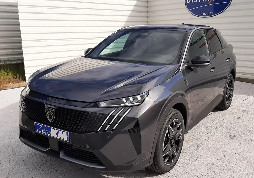 Peugeot 3008 gris titane en 3/4 avant droit, avec calandre noire et feux LED à griffes distinctifs.