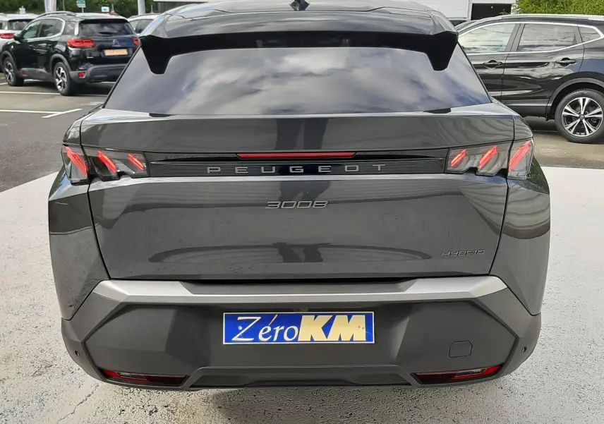 Vue arrière du Peugeot 3008 gris titane 2026 avec feux LED caractéristiques et badge Hybrid visible sur le hayon.