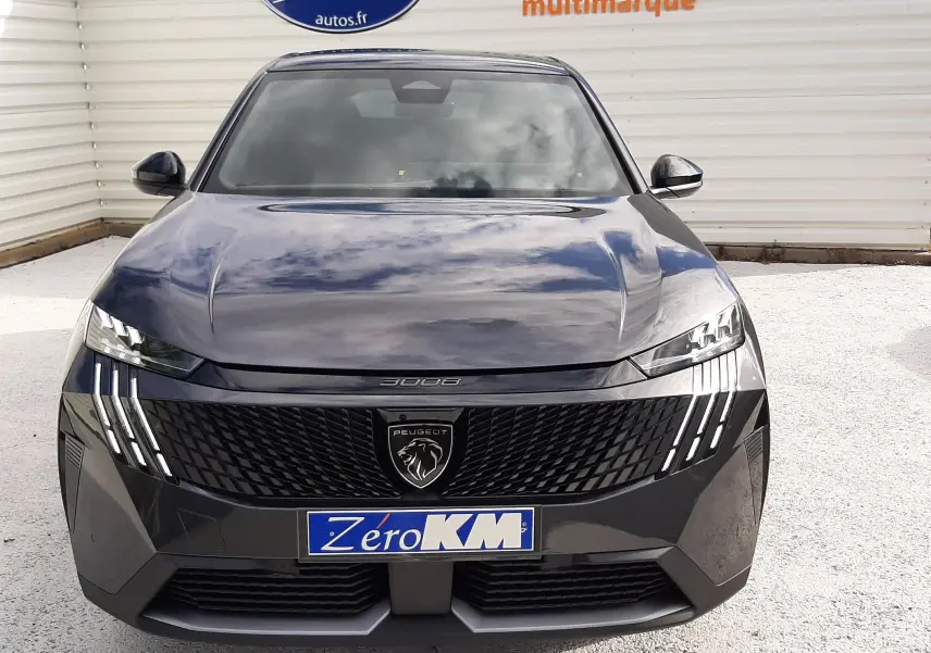 Vue avant d'un Peugeot 3008 gris titane 2026 avec calandre noire et feux LED distinctifs en griffes.