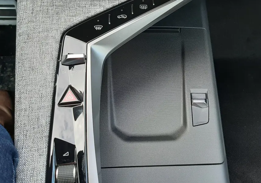 Vue rapprochée de la console centrale grise et noire du Peugeot 3008 1.2 Hybrid 145ch GT avec commandes tactiles et molette.