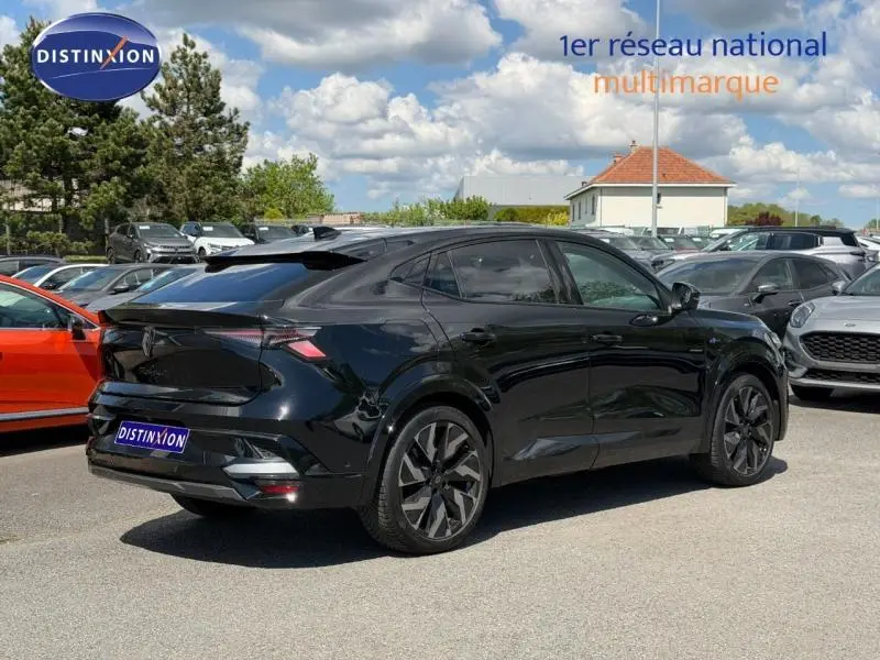 Vue 3/4 arrière droite d'une Renault Rafale 2025 noir étoilé métallisé avec jantes alu et feux arrière LED distinctifs.