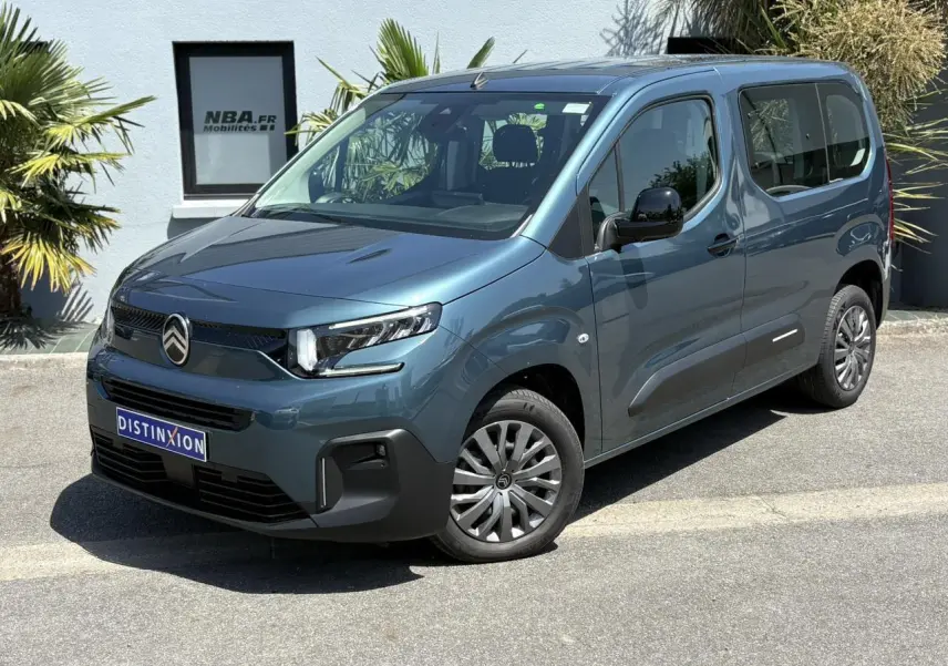 Citroën Berlingo ë-136 bleu Kiama en 3/4 avant droit, avec jantes tôles et calandre noire distinctive.